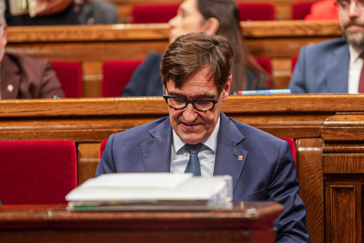 El president de la Generalitat, Salvador Illa, en el pleno del Parlament.