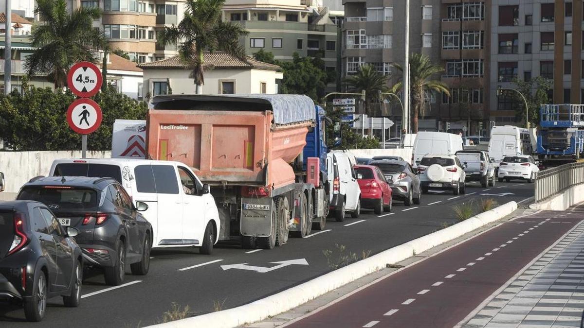 Atasco de tráfico en la rotonda de Julio Luengo y la Avenida Marítima.