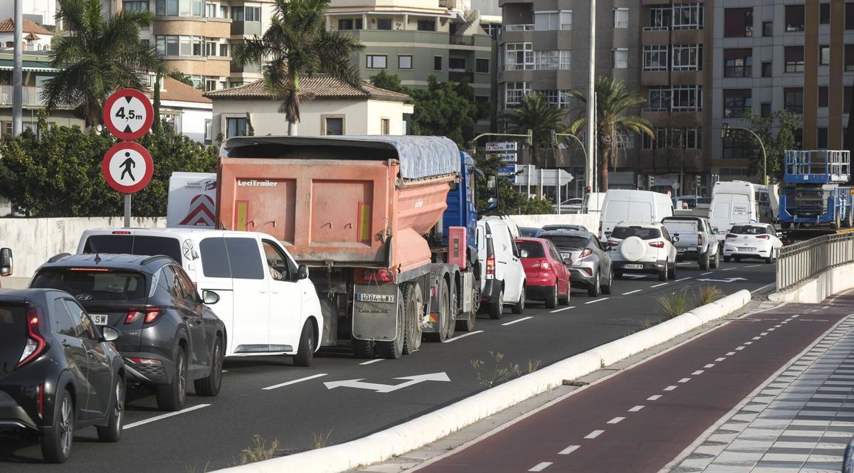 Atasco de tráfico en la rotonda de Julio Luengo y carril Avenida Marítima | 03/08/2026 Atasco de tráfico en la rotonda de Julio Luengo y carril Avenida Marítima | 03/08/2026