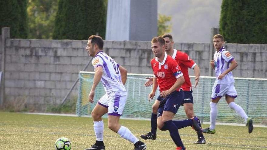 Quini Cotarelo, del Bande, conduce el balón ayer en Outeiro. // I.O.