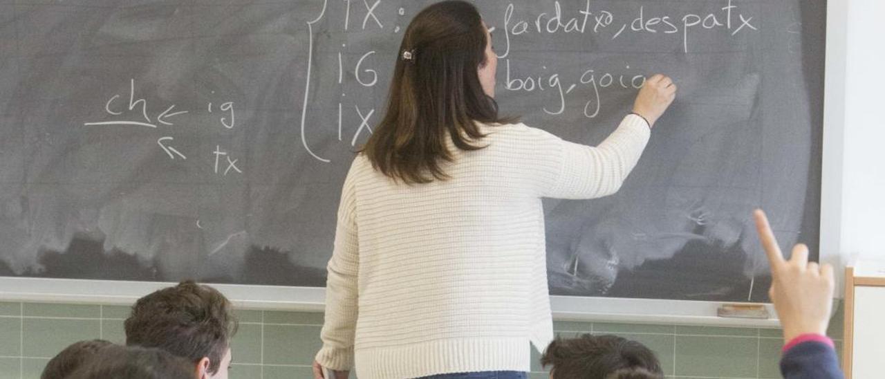 2.700 alumnos están sin docente de Valenciano a dos meses de la selectividad