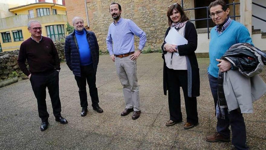 Desde la izquierda, los otorrinos César Álvarez, Carlos Suárez y Fernando López; Margarita Fuente (presidenta en Asturias de AECC), y José Luis Casero, ayer, en la Facultad de Psicología.