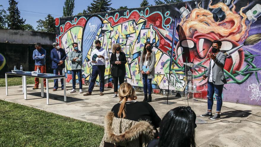 Salaya asegura que en dos años y medio solo han emigrado una treintena de jóvenes de Cáceres