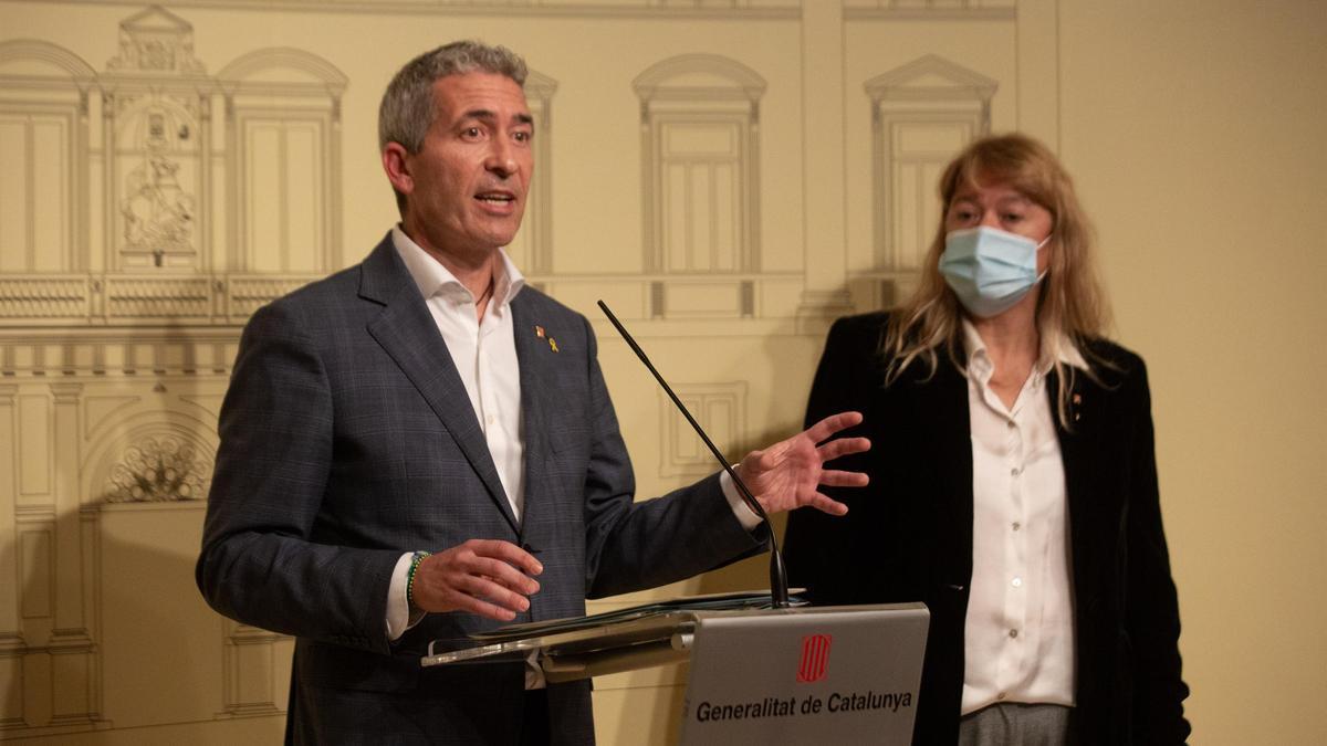 El conseller de Educación, Josep Gonzàlez-Cambray, y la consellera de Cultura, Natàlia Garriga, en rueda de prensa en el Palau de la Generalitat.