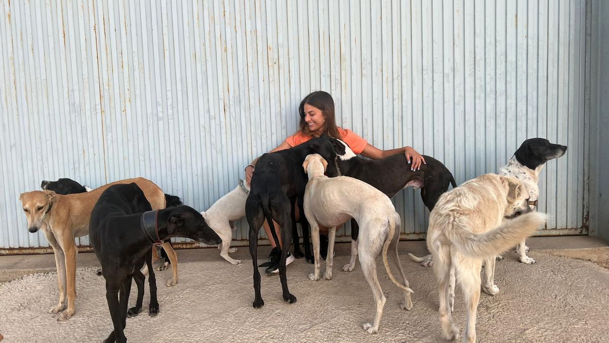 Clara Calderón jugando con algunos de los perros de su protectora.