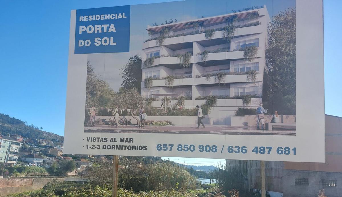 Cartel que anuncia la nueva promoción de un edificio de viviendas en Meira, junto a la PO-551.   | // GONZALO NÚÑEZ