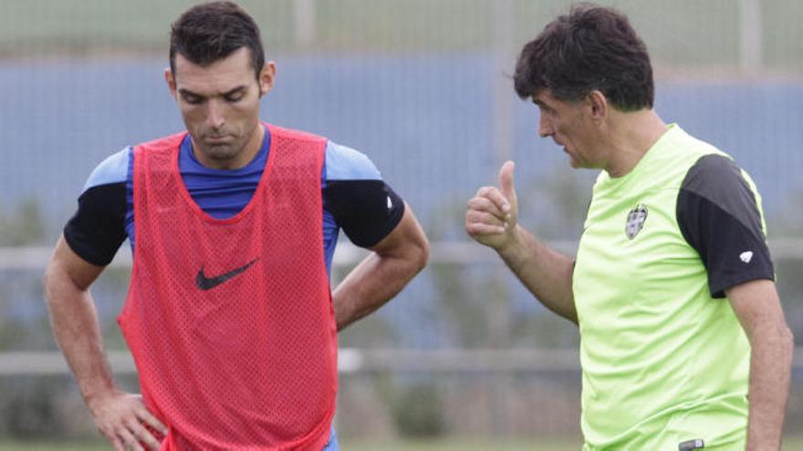 Técnico y el atacante gaditano charlando en el entrenamiento