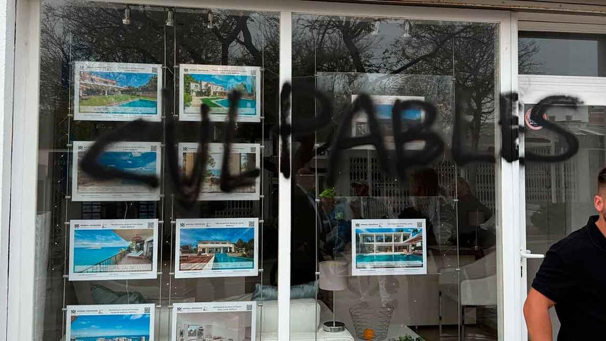 Varias inmobiliarias amanecen con pintadas de "culpables" el día antes de la manifestación por la vivienda en Palma