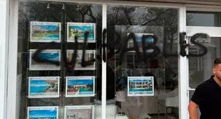 Varias inmobiliarias amanecen con pintadas de "culpables" el día antes de la manifestación por la vivienda en Palma