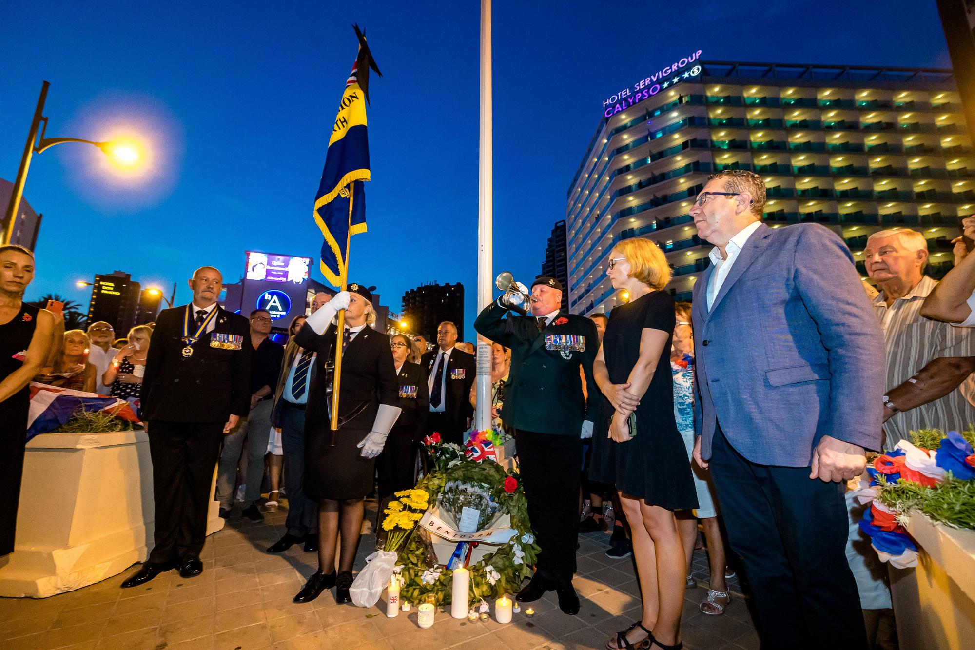 Británicos residentes y turistas de Benidorm rinden un sentido homenaje a Elizabeth II en el espacio habilitado por el Ayuntamiento en la zona inglesa de la ciudad.