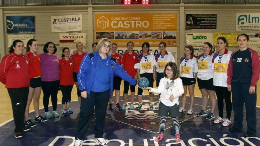 Olga García y la hija de Gerardo Méndez, junto a las exjugadoras del Chapela. // Ricardo Grobas