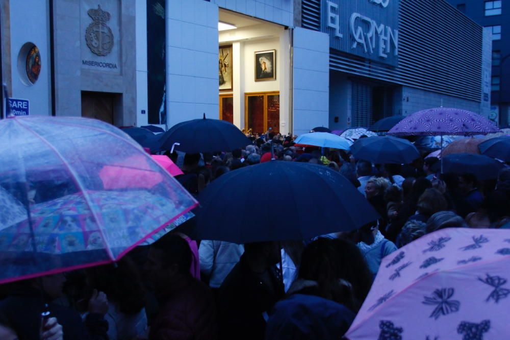 Las imágenes de la salida frustrada de la cofradía de la Misericordia, que tuvo que volverse nada más empezar su Jueves Santo a causa de la lluvia