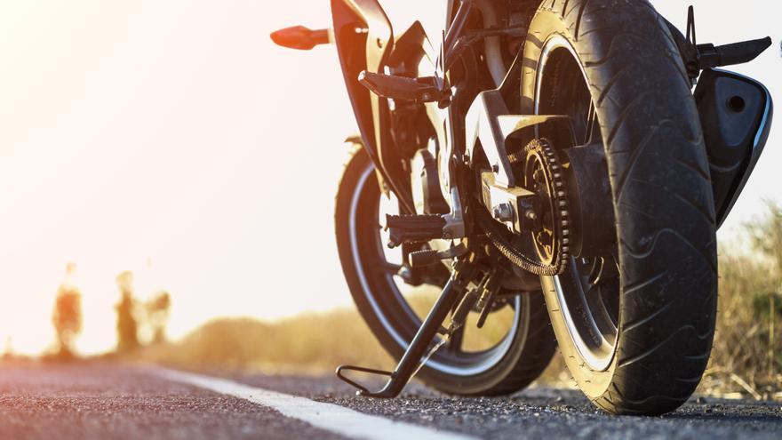 ¡Increíble! Multan a un motorista por llevar dos sillas y bolsas gigantes de la compra