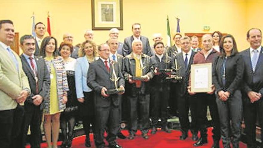 El Ayuntamiento entrega las banderas con motivo del Día de Andalucía