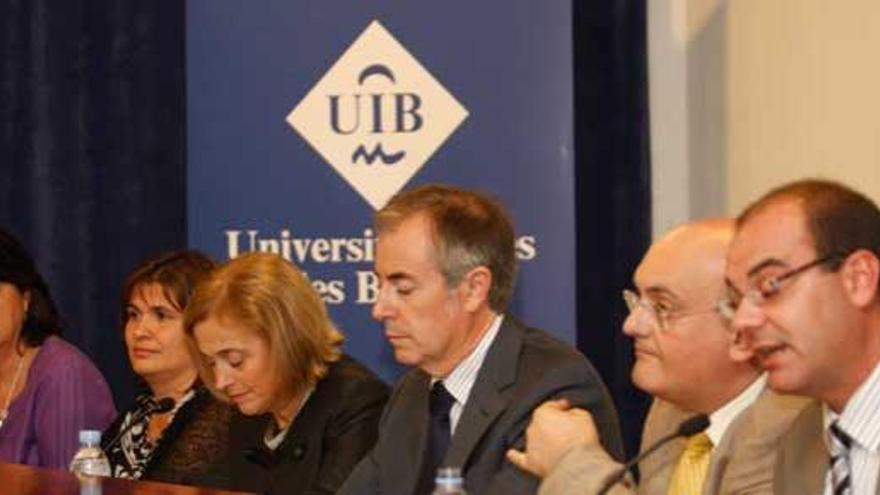 Lina Sansano, Sonia Cardona, Montserrat Casas, Vicent Serra, Miquel Deyà y David Pons, ayer, en la sede de la UIB.