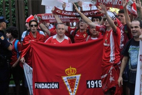 Los aficionados del Real Murcia se concentran ante la sede de la LFP