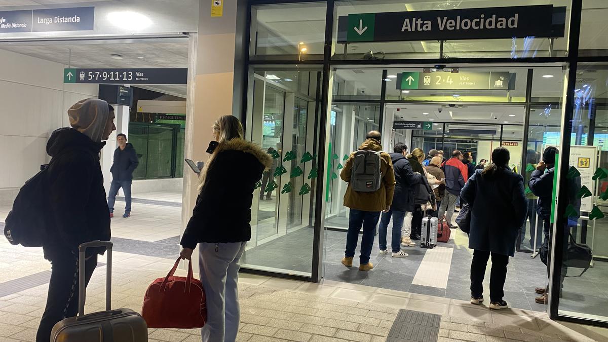 Pasajeros esperando al AVE en la estación del Carmen de Murcia, esta mañana.