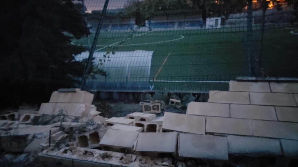Imagen del muro del campo de fútbol de Doña Mencía.