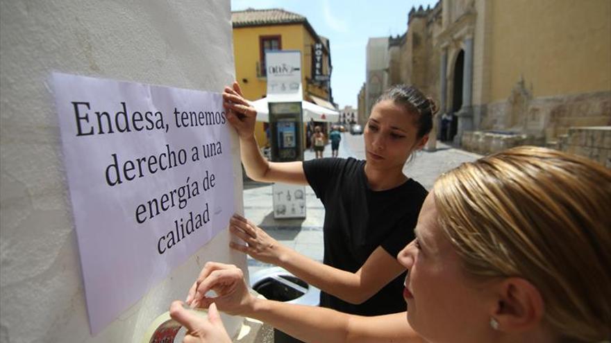 Afectados por el apagón de la Judería cuelgan carteles contra Endesa
