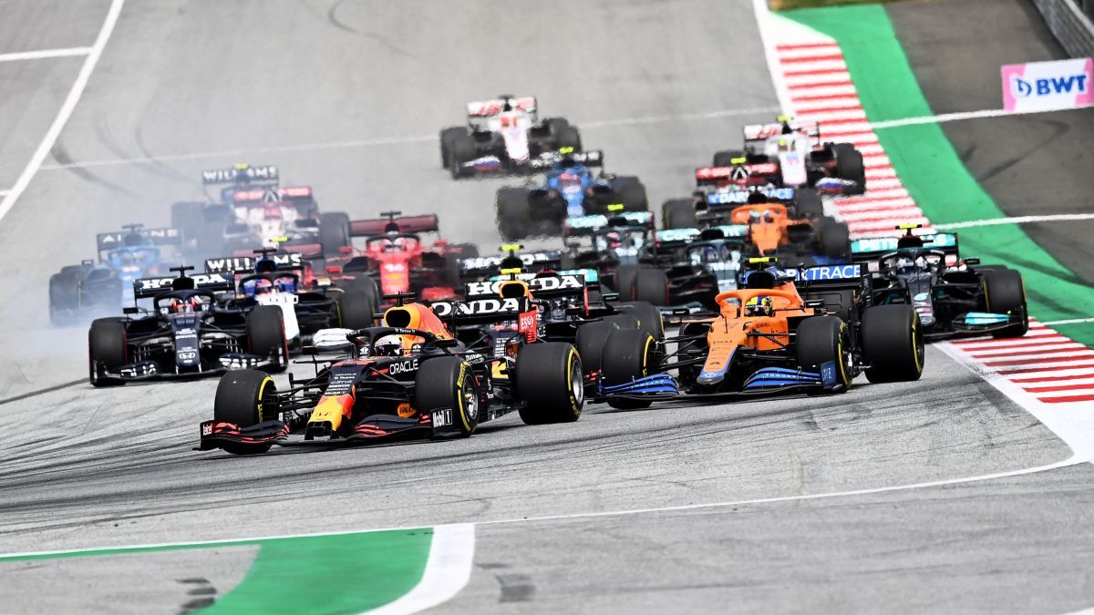 Verstappen lidera al grupo en la salida del GP de Austria.