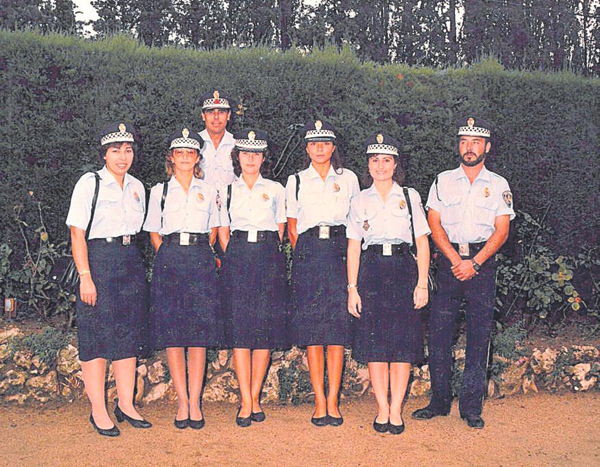 Un grup de dones policia de Platja d’Aro, algunes d’elles auxiliars d’estiu, l’any 1987.