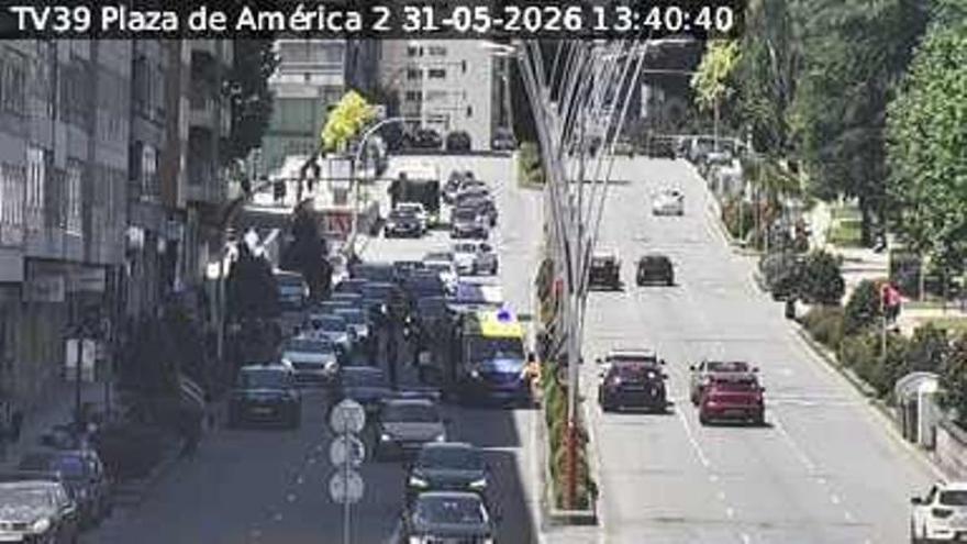 Un accidente de dos vehículos y una moto complica el tráfico de Coia al centro de Vigo