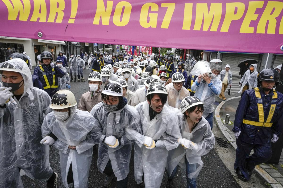 Los líderes del G7 visitan el Memorial Park para las víctimas de la bomba atómica en Hiroshima, entre protestas