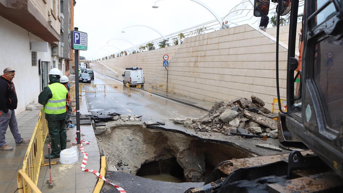 Obras de reparación en un socavón provocado por las lluvias de marzo.