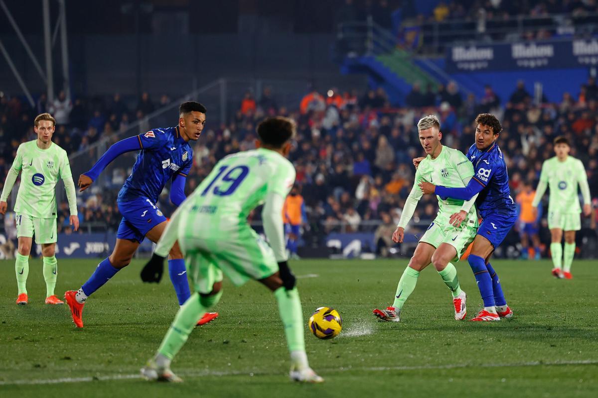 Dani Olmo of FC Barcelona and Luis Milla of Getafe CF in action during the Spanish League, LaLiga EA Sports, football match played between Getafe CF and FC Barcelona at Coliseum de Getafe stadium on January 18, 2025, in Madrid, Spain. AFP7 18/01/2025 ONLY FOR USE IN SPAIN. Dennis Agyeman / AFP7 / Europa Press;2025;SPAIN;SPORT;ZSPORT;SOCCER;ZSOCCER;Getafe CF v FC Barcelona - LaLiga EA Sports;