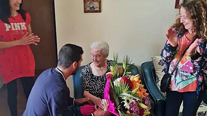 El alcalde de Cubillos Álvaro Ferrero hace entrega del ramo de flores a Placeres González.