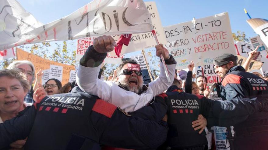 Los médicos protestan contra los recortes.