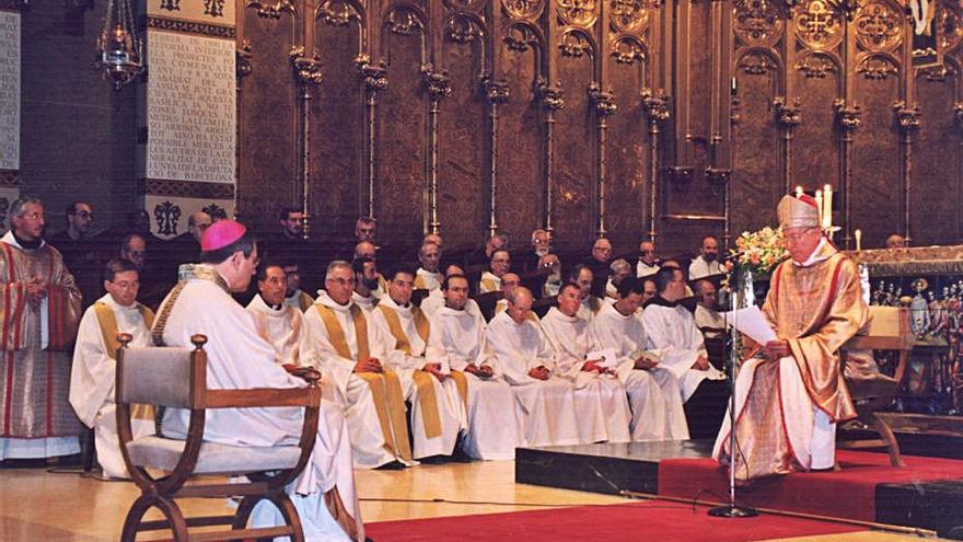  Ahir es van complir 21 anys de la benedicció abacial de Josep Maria Soler, en un acte presidit pel llavors cardenal Ricard Maria Carles  | ARXIU/SALVADOR REDÓ