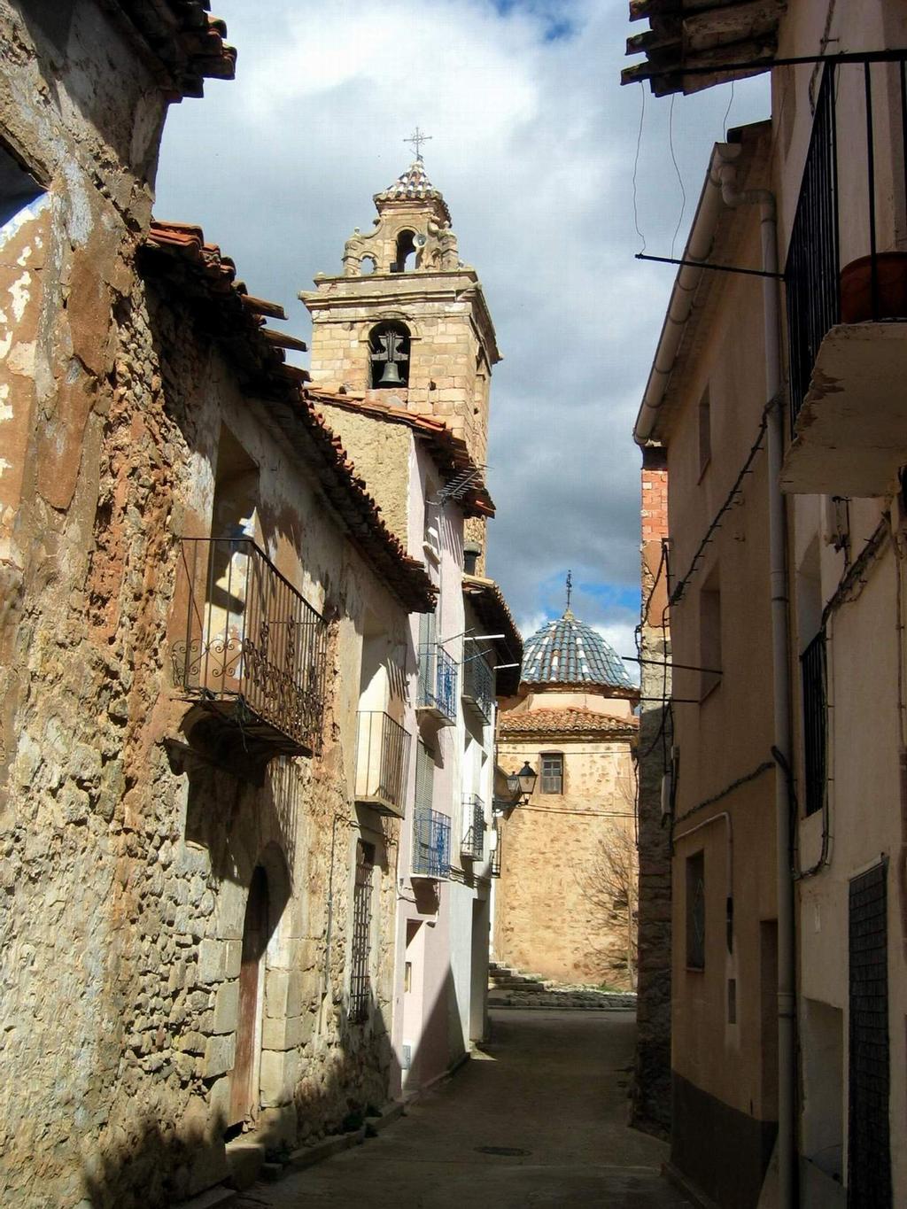 Callejón e iglesia de Puebla de San Miguel, Valencia.