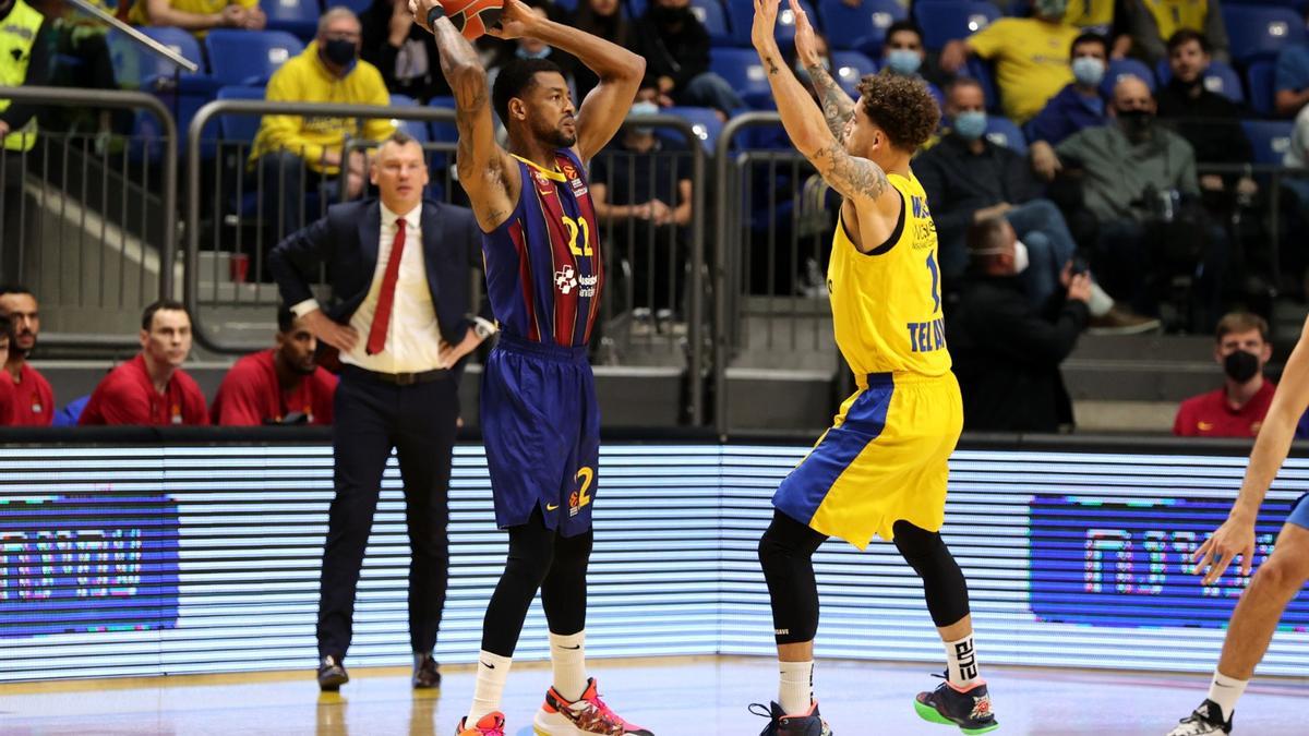 Jasikevicius observa una acción de Higgins, uno de los destacados del Barça, en su vuelta