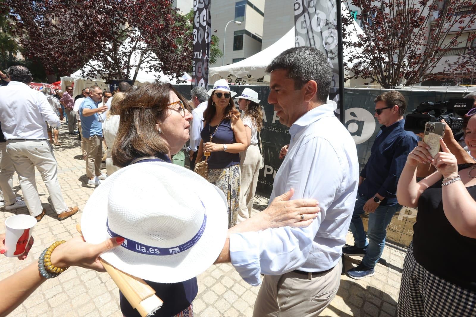 Carlos Mazón visita el racó de INFORMACIÓN TV en las Hogueras de Alicante 2025