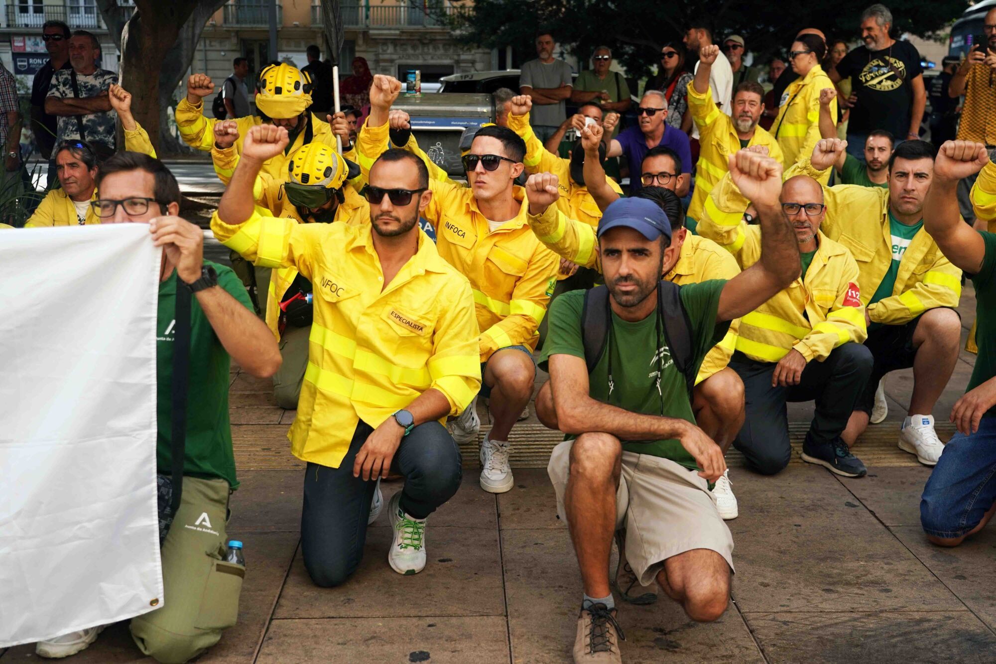 Los bomberos del Infoca se manifiestan en Málaga: 'Nuestros derechos se luchan y se defienden', convocada por CGT, CCOO, UITA, CSIF, SIBFI y Movimiento Infoca, por las precarias condiciones del servicio de extinción 