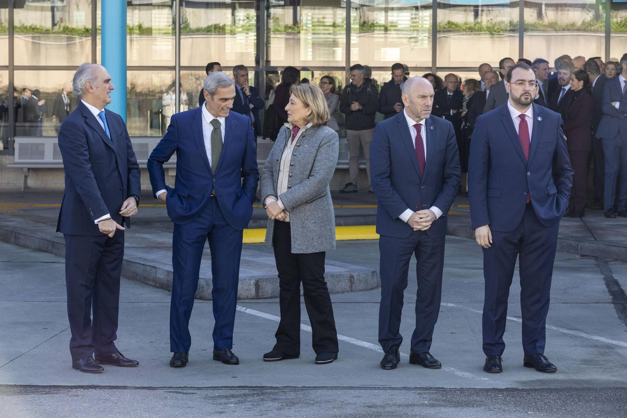 EN IMÁGENES: El Rey visita la estación de autobuses de Oviedo para conmemorar los 100 años de Alsa