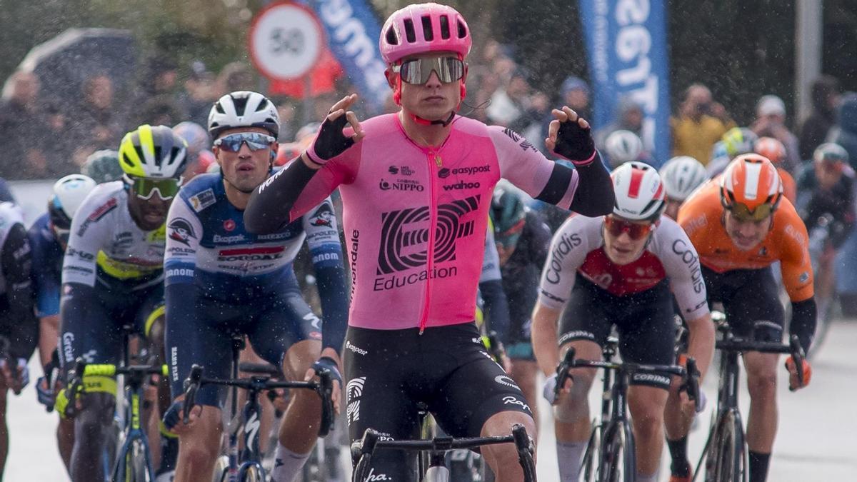 Marjin Van den Berg celebra su triunfo al esprint en Alcúdia