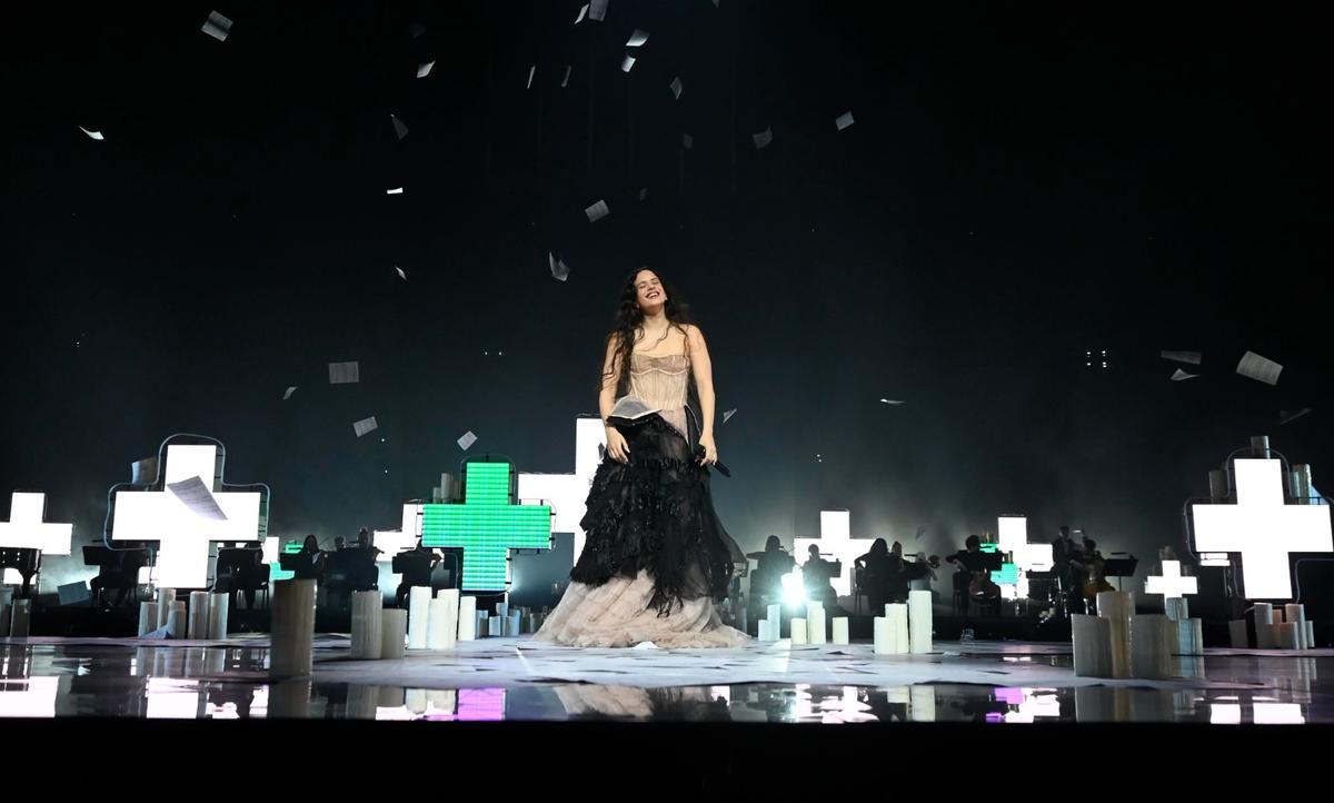 Rosalía durante su actuación en los 40 Music Awards en el Roig Arena