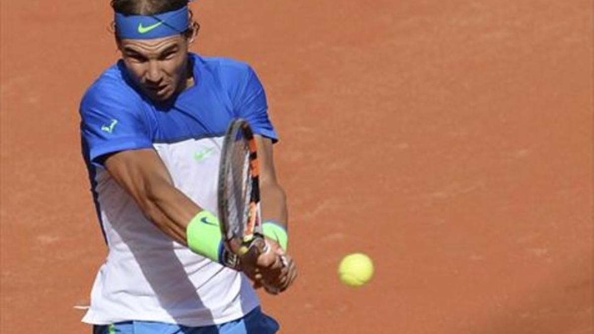 Nadal golpea de revés durante su partido de ayer ante Cuevas.