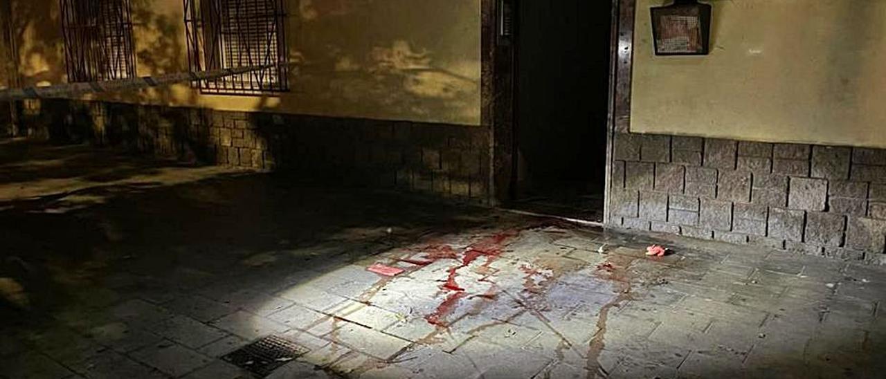 Restos de sangre en la calle Valle Inclán donde ocurrió la agresión. |