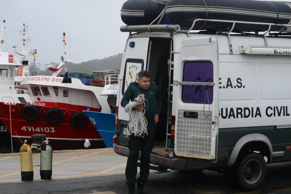 Las fuerzas antidroga intentan acceder al interior de la nave, que podría alojar un gran alijo - Varias personas de origen sudamericano han sido detenidas. // G. Núñez