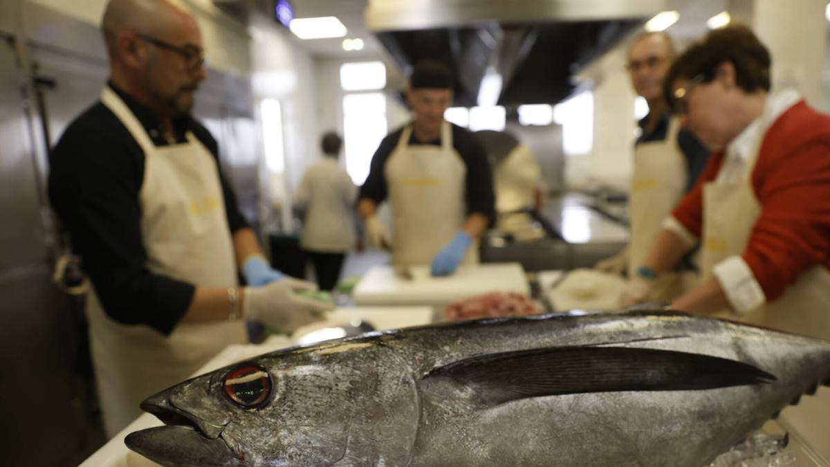 Bonito rulado en la lonja de Avilés y donado por la Fundación Alimerka al comedor social de Oviedo.