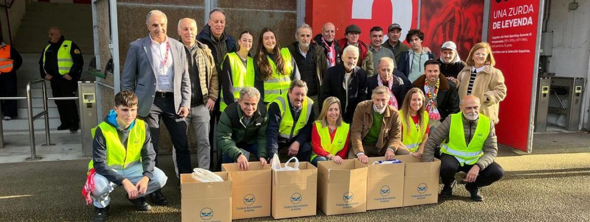 1. Redondo, durante su homenaje, con Maxi Rodríguez al fondo. 2. Juan Martínez, en el centro, hermano del fallecido líder de Ilegales Jorge Martínez, junto a David Guerra, izquierda, y Joaquín Alonso, derecha. 3, 4 y 5, el tifo desplegado por las gradas norte, sur antes del comienzo del encuentro. 6. Veteranos del Sporting junto a los voluntarios del Banco de Alimentos. 7. Fonso Suárez, entre David Guerra y Joaquín Alonso. 8. Alejandro Irarragorri saluda a Claudia Alonso ante la madre de la niña, Lorena Vaquero, Daniela Alonso, «refuerzo de lujo» del Sporting. | ÁNGEL GONZÁLEZ / RSG