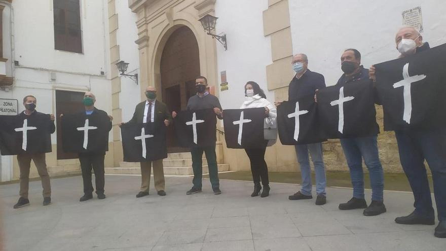 Vox reparte banderolas con cruces a los vecinos de Aguilar de la Frontera frente a &quot;la política de odio&quot;