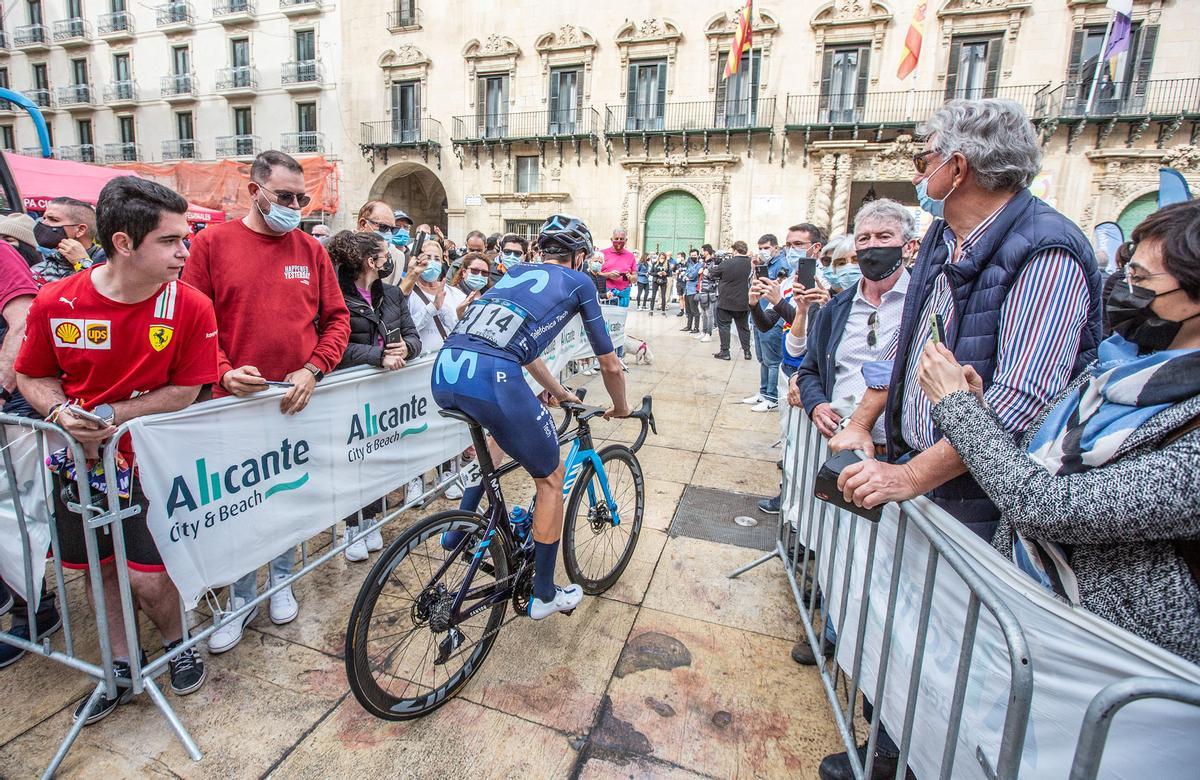 Salida de etapa de la Vuelta Ciclista a la Comunitat desde Alicante