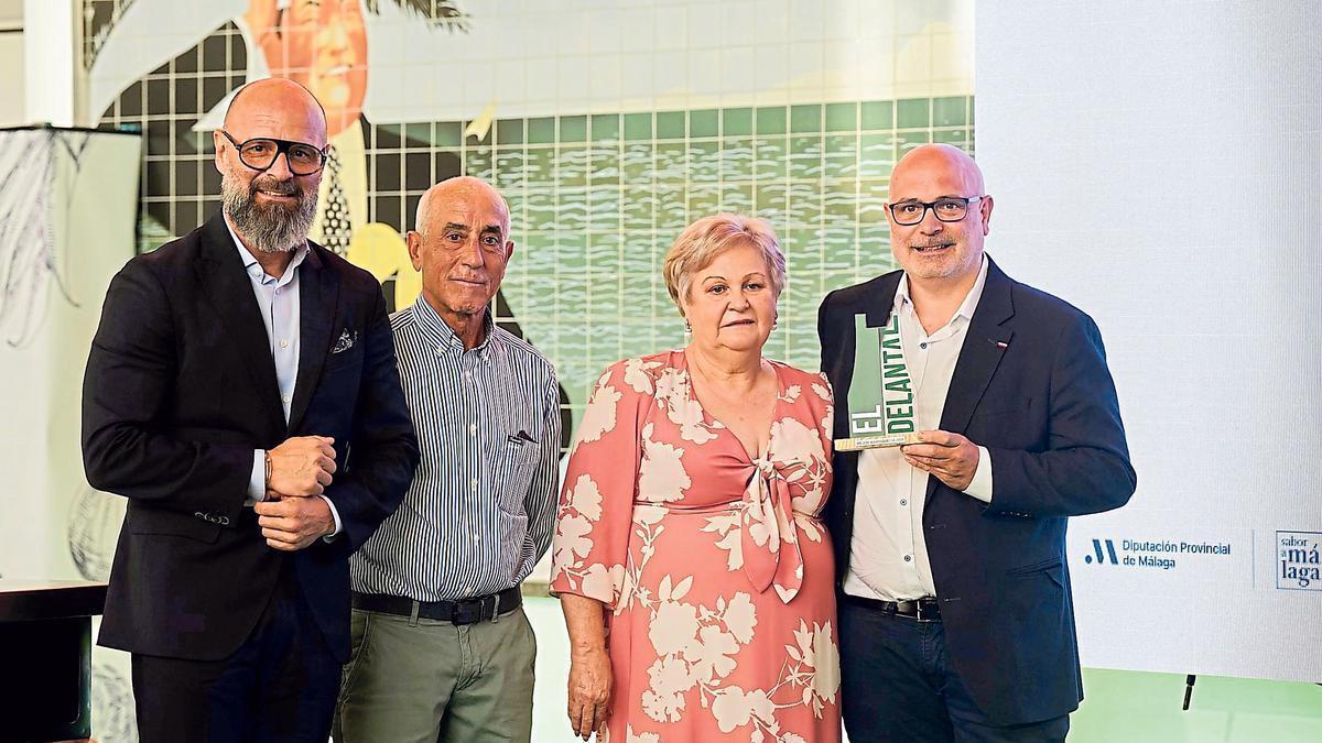 Sergio Ragel, de Cervezas Victoria, entregó el premio a José Rojas, Nieves Ortiz y José Luis Rojas, de la marisquería El Cateto.