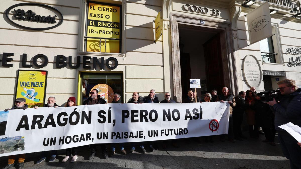 La Plataforma en defensa de los Paisajes de Teruel se manifestó frente a la sede de Forestalia, en Zaragoza, en contra del clúster Maestrazgo.
