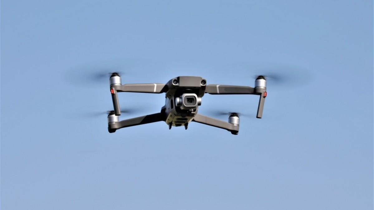 Tráfico persigue este verano con un dron las infracciones en 2.700 km de  riesgo - Faro de Vigo