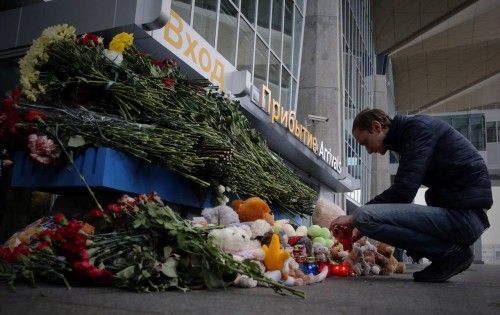 Rusia recuerda, con flores y velas, a las víctimas de la tragedia aérea en el Sinaí